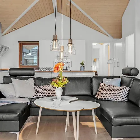 Σπίτι διακοπών 4 Bedroom Lovely In *