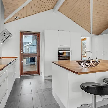 4 Bedroom Lovely In Sjolund