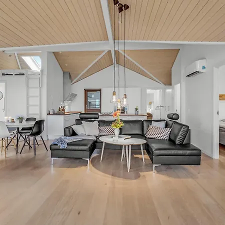 Σπίτι διακοπών 4 Bedroom Lovely In *